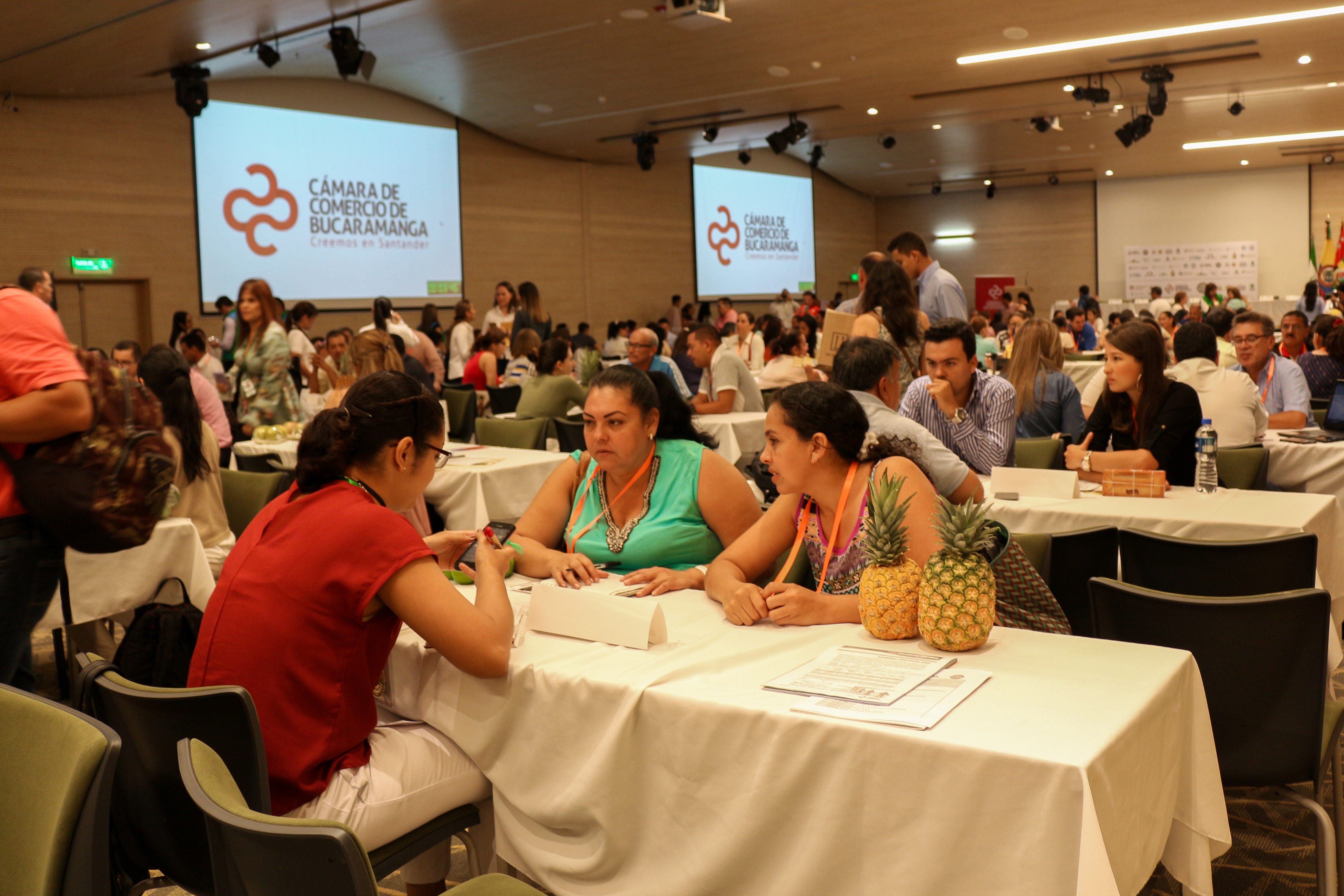 Agricultores santandereanos logran pactar 100 acuerdos comerciales, durante la rueda de negocios del programa "Compras Locales"