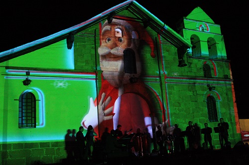 Con un mapping sobre la fachada de La Capilla las Nieves, la CCB celebró los 12 años del concurso Fachadas, Puertas y Ventanas de Girón