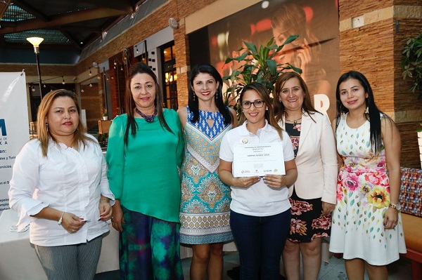 La Cámara de Comercio de Bucaramanga, el Centro Comercial Parque Caracolí, Fundesan y ECAM, beneficiaron a 15 emprendedores con la iniciativa: "Impúlsate Ya"